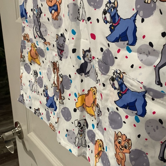 DISNEY Aristocats Scrub Top with front pockets - Picture 3 of 6